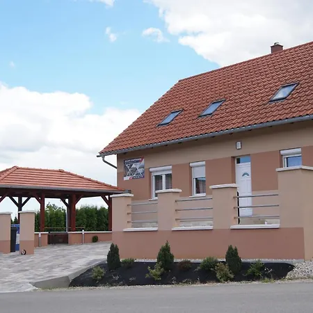 Eplenyi Apartmanhaz דירה *