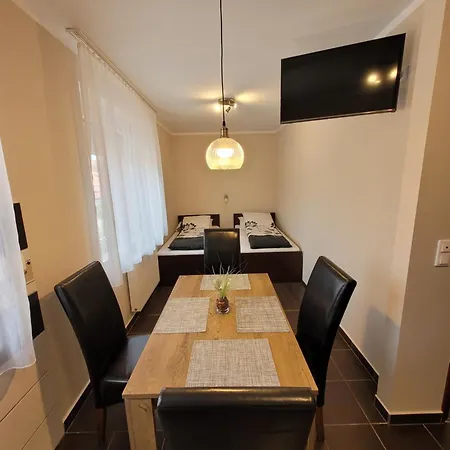 Eplenyi Apartmanhaz דירה Eplény